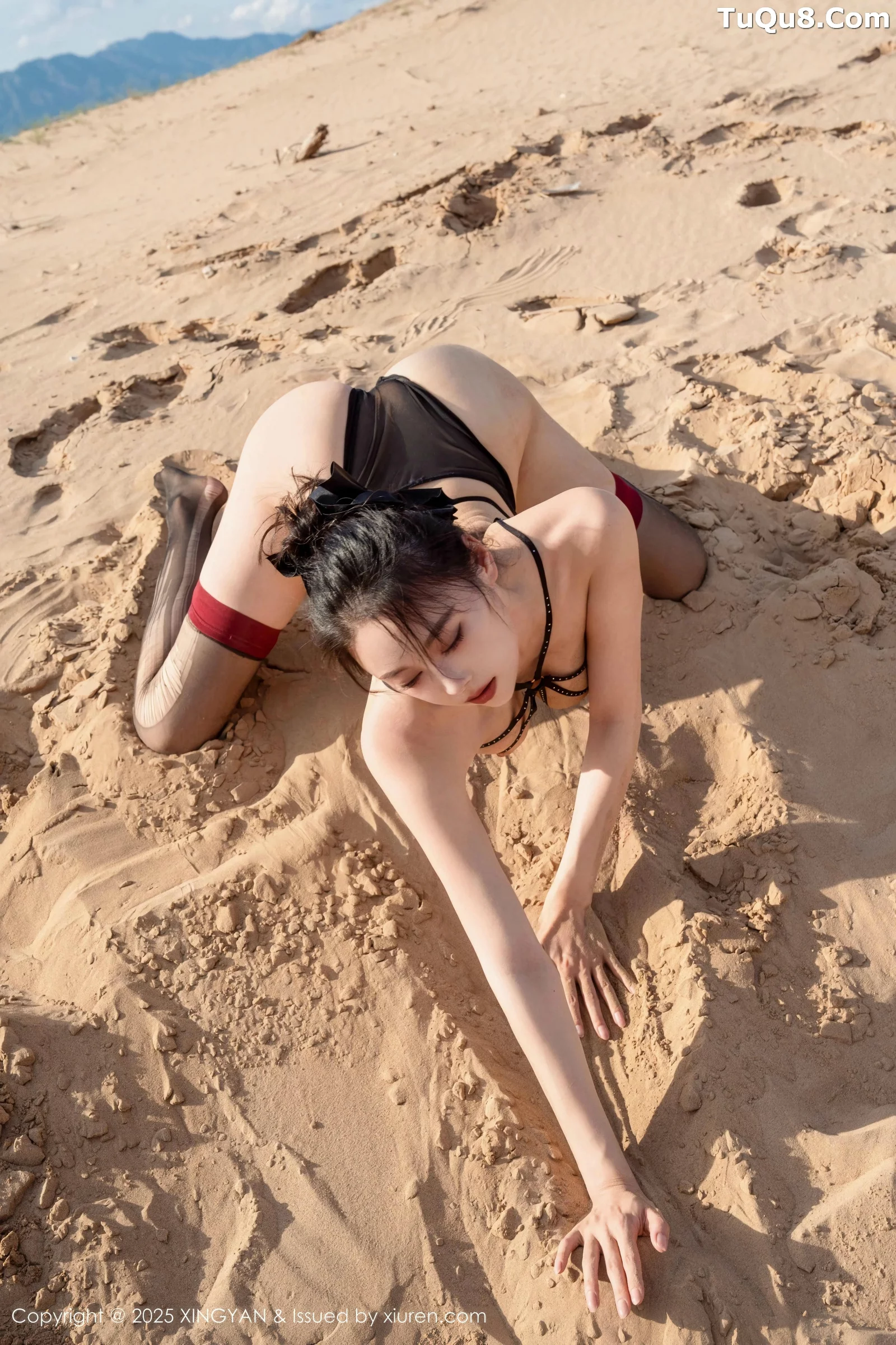 秀人集.com_[XINGYAN星颜社]VOL.387_模特清妙沙漠外拍性感黑色情趣内衣配破烂黑丝秀美腿诱惑写真78P