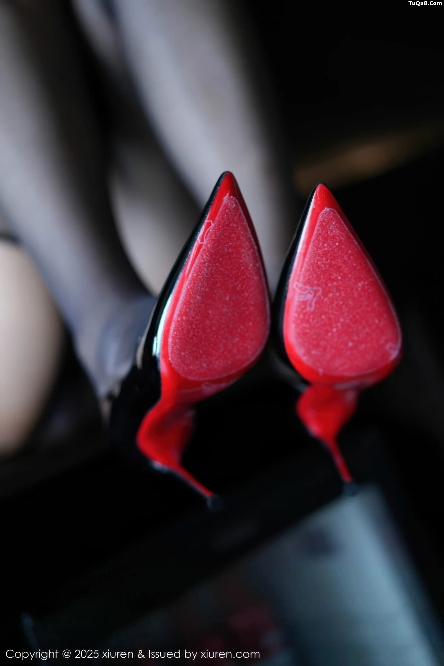 秀人集.com_[XiuRen秀人网]No.10825_模特桃桃·夭夭twins性感黑丝蕾丝内衣配闪亮黑丝极致魅惑写真64P