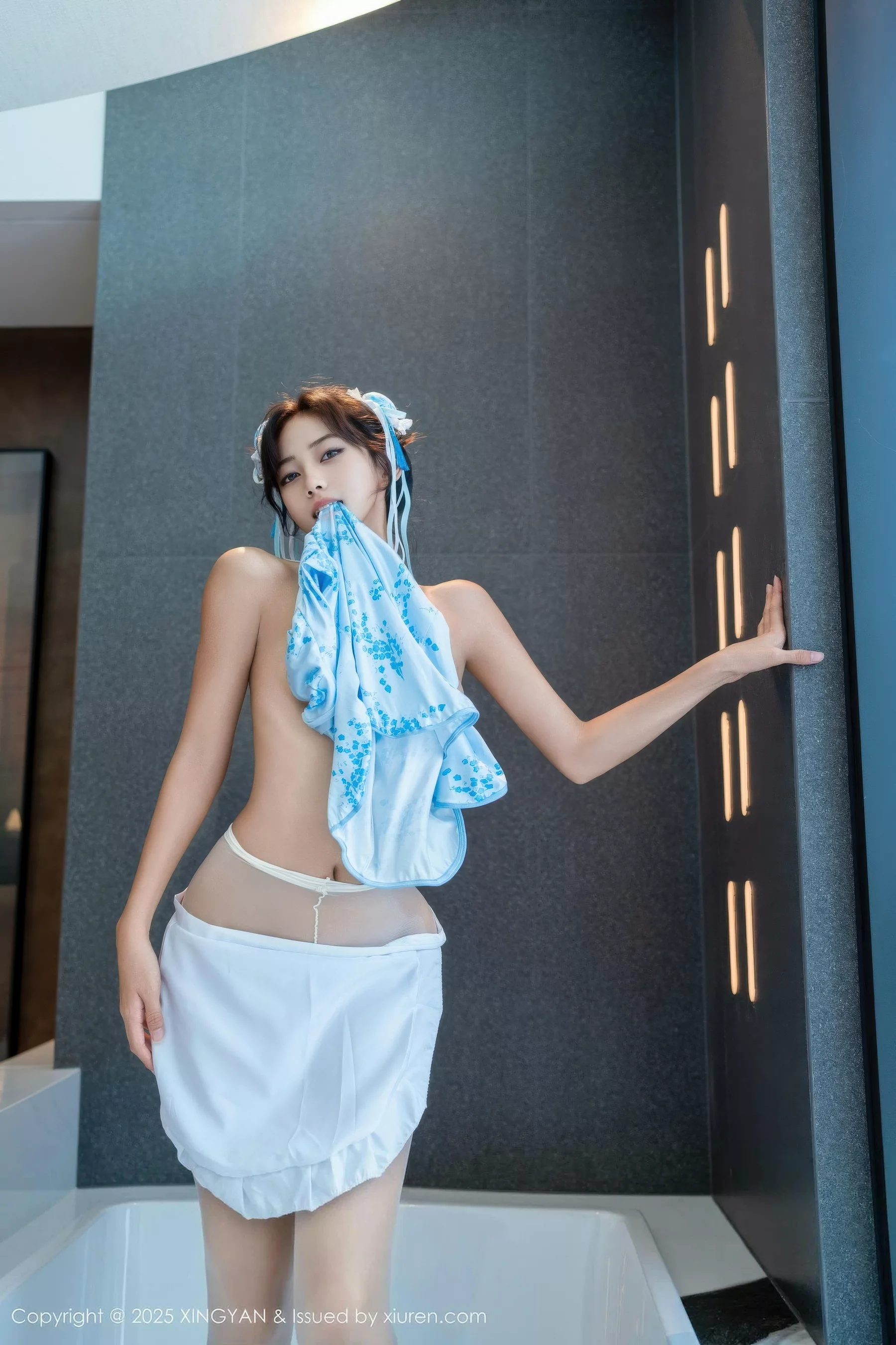 秀人集.com_[XINGYAN星颜社]VOL.414_模特时安安性感蓝色短旗袍配白色丝袜秀柔美身材撩人诱惑写真71P