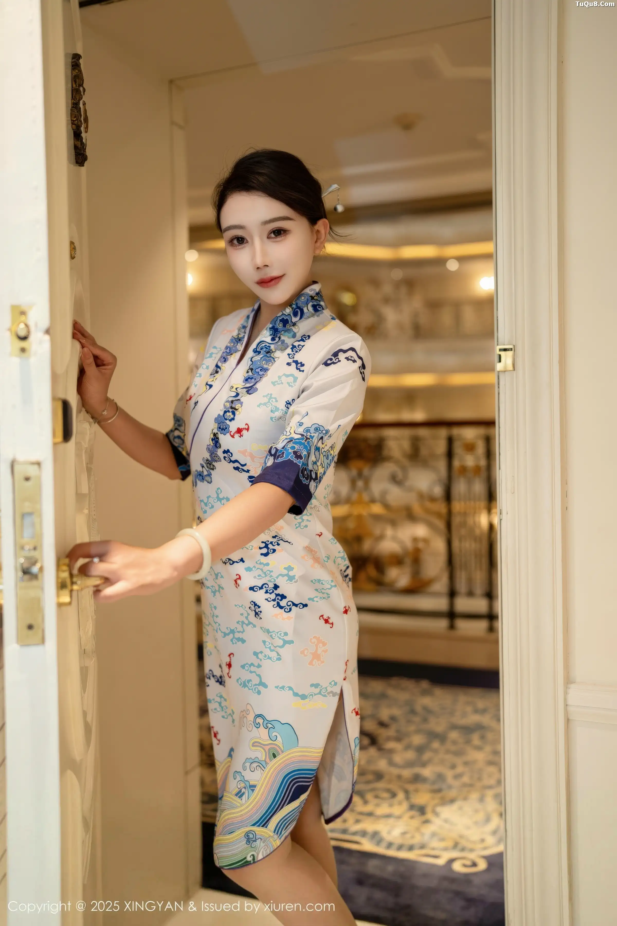 秀人集.com_[XINGYAN星颜社]VOL.435_模特李若汐浅色旗袍露红色内衣配超薄肉丝秀惹火身段诱惑写真76P