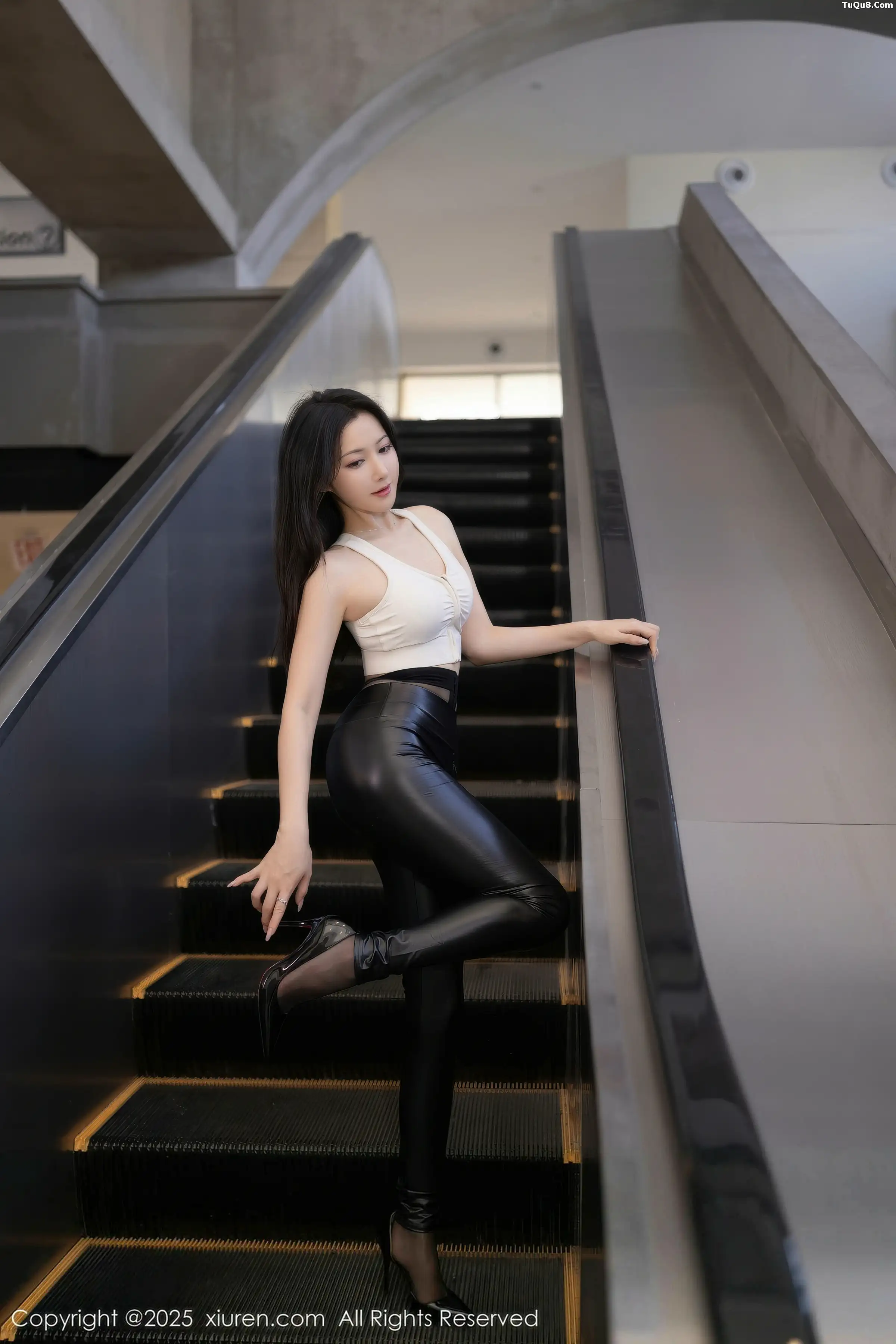 秀人集.com_[XiuRen秀人网]No.11021_模特鱼子酱Fish性感白色上衣配黑皮长裤秀曼妙身姿撩人诱惑写真75P