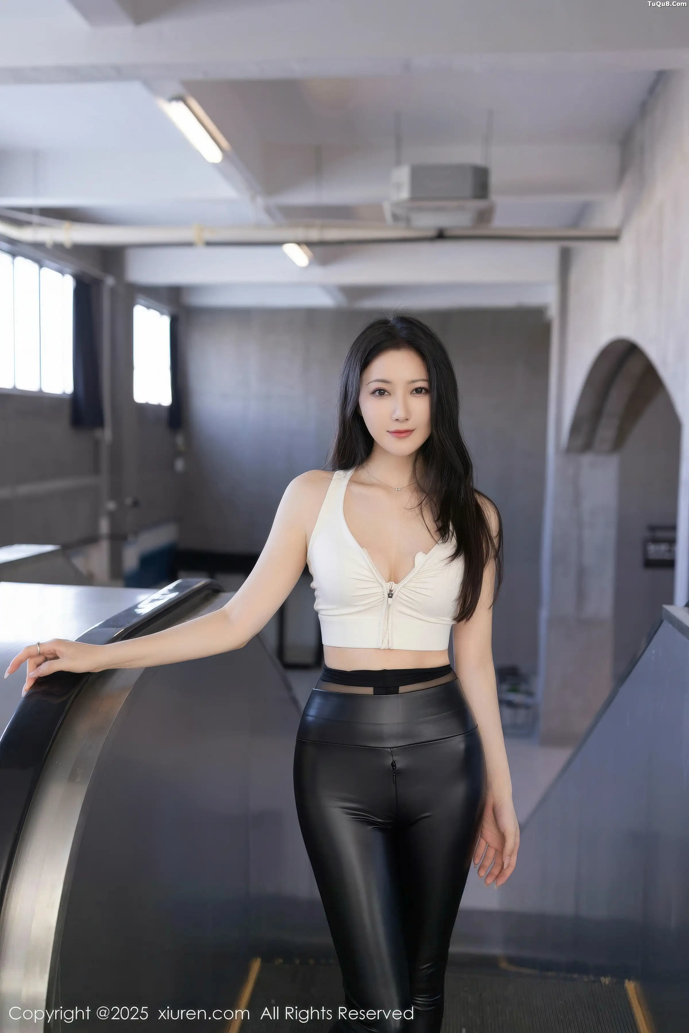 秀人集.com_[XiuRen秀人网]No.11021_模特鱼子酱Fish性感白色上衣配黑皮长裤秀曼妙身姿撩人诱惑写真75P